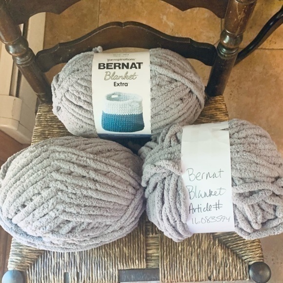 ✨✨ 3 Skeins Bernat Blanket Yarn 🧶 Pale Gray ✨✨ - Picture 2 of 5